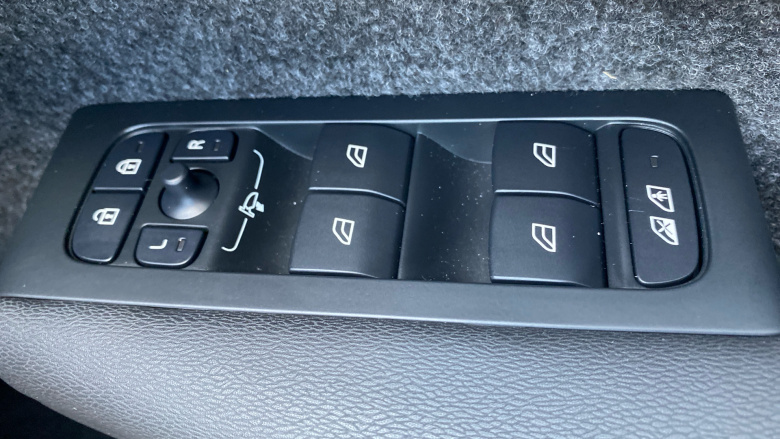 Volvo XC40 2.0 B3P Plus Dark 5dr Auto Petrol Estate